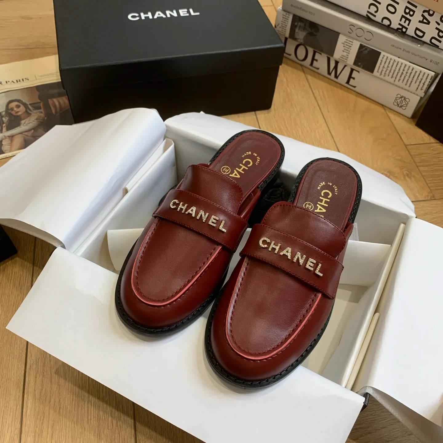 👟👟Ex-factory price 600👟👟 🍀2025 spring and summer new Chanel Chanel small diamond buckle monogram Loaf lazy half-slippers, which can be worn all year round. No matter when you wear them, they are very high-end and durable. You can attract attention when shopping on the street! Easily travel between commuting and leisure occasions, becoming a carefree fashionable and elegant woman ~ Upper: cowhide/butter Lining: lambskin Sole: Italian genuine leather outsole Size: 35-39 (40/41 customized, non-refundable and non-exchangeable